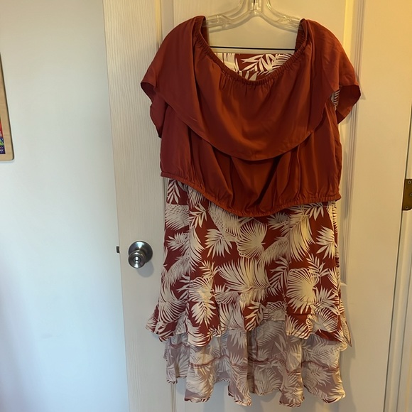 High-low skirt, off the shoulder crop top - Picture 3 of 3